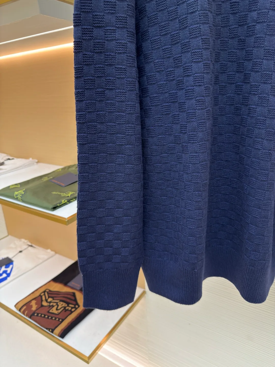 LOUIS VUITTON dark pattern mosaic checkerboard knitted pullover ●Original version: purchased and developed by 18756 ●Item number: 1680188-A70 ●Fabric: heavy cotton fabric ●Technology: knitting ●Version: fitted version ●Weight: about 825 grams ●Size: S-M-L-XL ●Description: It is made of the same heavy-weight pure cotton material as the original, with double threads. Each color is dyed in a separate vat. The weaving requires an imported Stoll 16-needle machine. The embroidery uses Behringer embroidery technology, and the details are restored to the same consistency. Customized dyeing without any color difference. The ingenious craftsmanship is perfectly restored, the three standards are complete, and the accessories are customized. The overall wiring is straight and delicate, the fabric is comfortable and soft, and the color is consistent without color difference. It can be matched with the same style to create a fashionable look and control various occasions. Customized accessories, complete with three standards, same style for men and women!